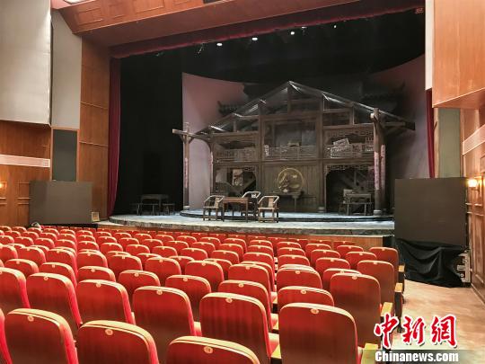 图为抗建堂内剧场优化升级完毕，设座位300余个。　钟旖 摄