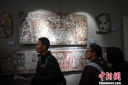 图为图为民众观展?！〈蘖?摄