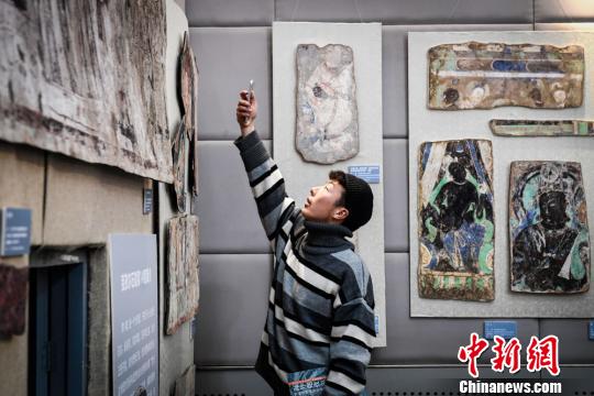 图为图为民众观展。　崔琳 摄