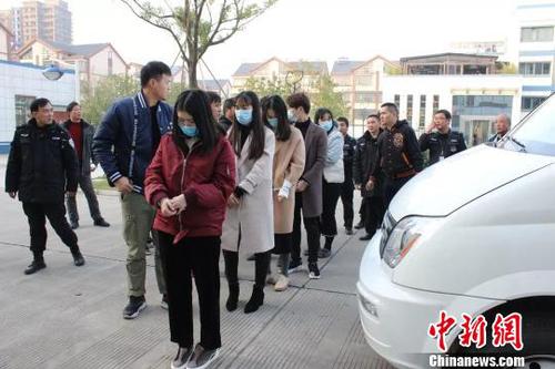 图为：犯罪嫌疑人被抓获?！〖紊乒补┩?摄