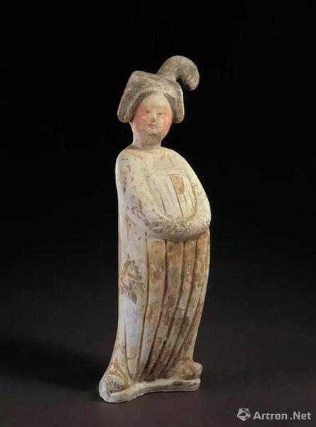 唐代堕马髻女立俑，故宫博物院藏