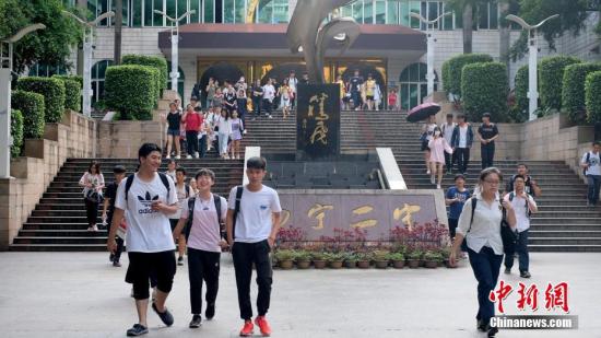 资料图：考生走出高考考场。<a target='_blank' href='http://www.chinanews.com/'>中新社</a>记者 俞靖 摄