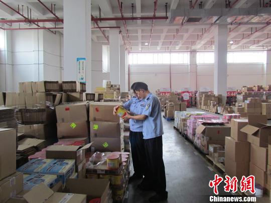 广州海关破获跨境电商方式走私奶粉、海鲜案