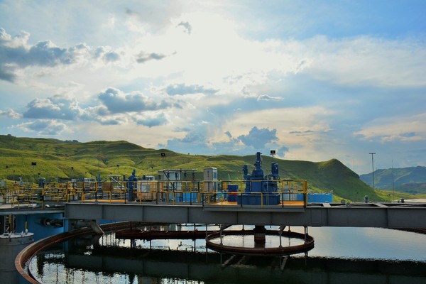 2016年10月12日，中国黄金集团公司刚果（布）索瑞米项目建成投产。10月5日，刚果（布）历史上生产的第一块铜板已经在这里下线。图为索瑞米项目选冶厂。