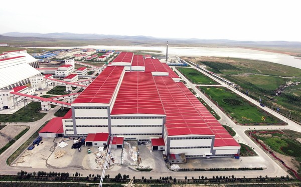 2012年4月29日，中国黄金集团内蒙古矿业公司乌山项目二期工程在经过了12个月的艰辛建设历程后， 无负荷联运试车圆满成功，标志着国内最大的球磨机和半自磨机成功运行，乌山项目二期扩建工程取得了阶段性胜利。图为中国黄金集团内蒙古乌山二期项目选厂全景。