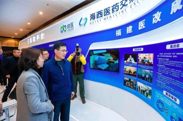 原国家卫生计生委副主任、中国卫生信息与健康医疗大数据学会会长金小桃（左二）参观了解全国首个三医联动平台“三医联”