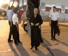 普京给14岁小男孩当司机系安全带 还送他特别礼物