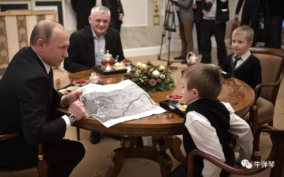 普京给14岁小男孩当司机系安全带 还送他特别礼物