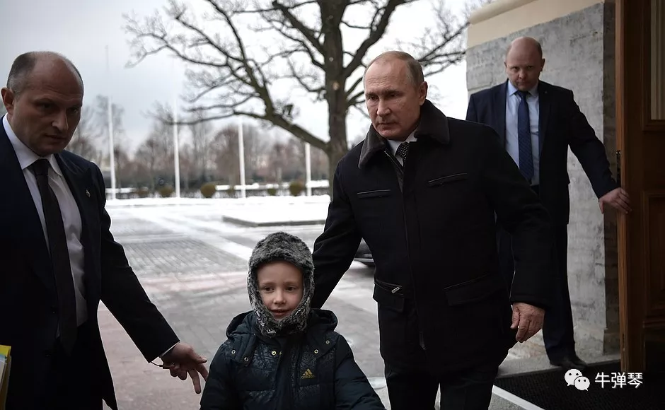 普京给14岁小男孩当司机系安全带 还送他特别礼物