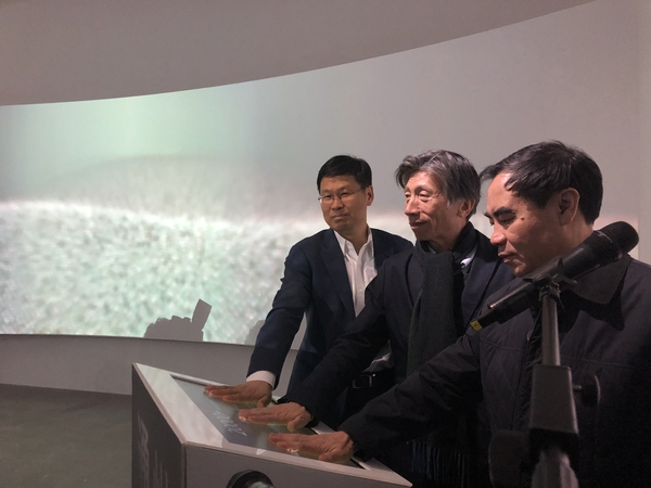 中央美术学院院长范迪安（中）与政协通州区第六届委员会党组书记、主席赵玉影（右）、中共北京市通州区委常委,宣传部部长查显友（左）共同启动开幕式