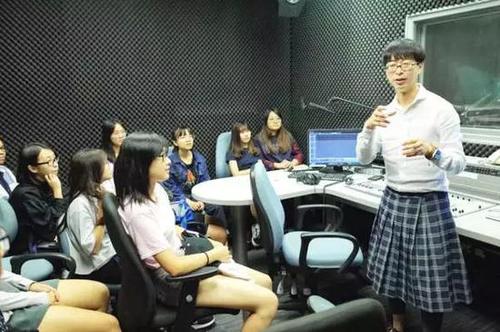 穿裙子的男教授:用打扮去挑战学生思维和学院体制