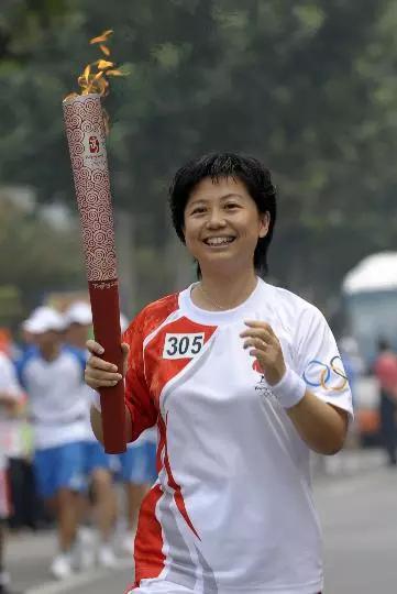 火炬手王翠杰在进行传递。新华社记者戚恒摄