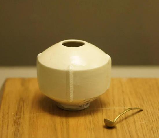 五代 定窑白釉出戟水盂（清宫旧藏原配金勺） 高5.4厘米 &nbsp;现藏于故宫博物院