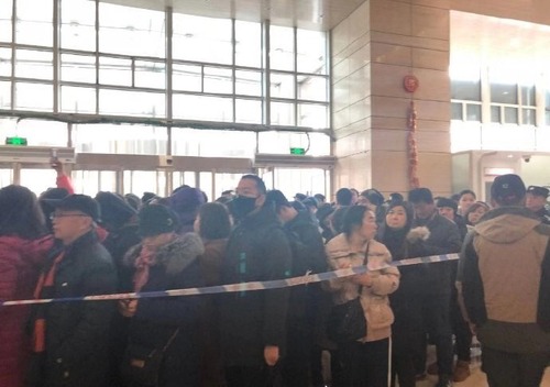 用户组团到OFO退押金 队伍从5楼延伸到1楼大厅外