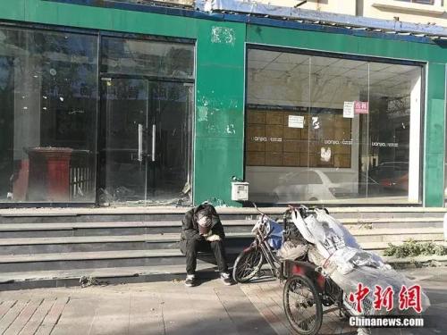 2018年10月，燕郊“售楼一条街”，已经关门的链家门店前停着一辆装货的三轮车，车的主人坐在地上，把头深深地埋进臂弯。<a target='_blank' href='http://www.chinanews.com/' >中新网</a>记者 邱宇 摄