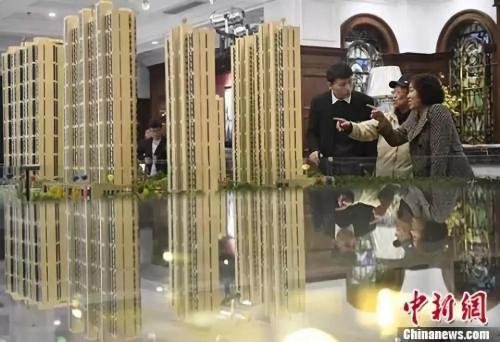 资料图：置业顾问为民众推荐商品房户型。 <a target='_blank' href='http://www.chinanews.com/'>中新社</a>记者 韦亮 摄