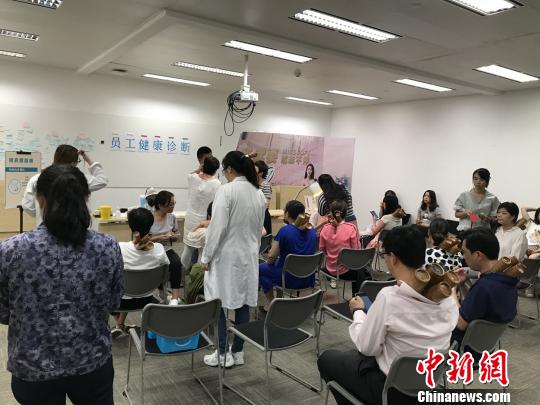 医务人员定期到各个楼宇、大厦送健康。量血压和医疗咨询等服务让白领受益匪浅?！≤缝?摄