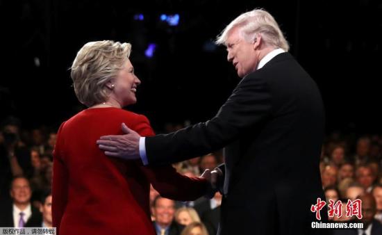资料图：2016年美国大选首场总统候选人辩论，希拉里特朗普亮相会场。