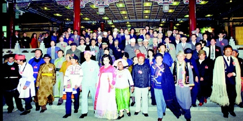 人民政协是各党派团体和各族各界人士发扬民主、参与国是、团结合作的重要平台。56个民族都有自己的代表人士成为全国政协委员。图为1993年3月，出席全国政协八届一次会议的少数民族界别委员合影。