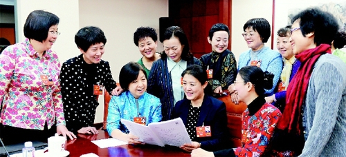 界别是人民政协组织的基本单元，是参加人民政协的各党派、人民团体、各民族、各界人士在人民政协组织中的具体划分形式。为适应改革开放事业的发展，全国政协界别适时进行调整。 图为2018年两会期间，妇联界委员们在一起亲切交谈。