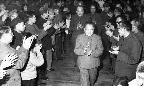 邓小平创造性地提出一系列关于人民政协的重要思想和观点，形成邓小平关于人民政协的理论。这些理论成为邓小平理论的重要组成部分，对人民政协的恢复和发展发挥了指导作用。