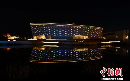 临汾博物馆造型设计理念源于4300年前“最早中国”中陶寺的古观象台，以“日月交辉”为建筑外观主体?！∪卫瞿?摄