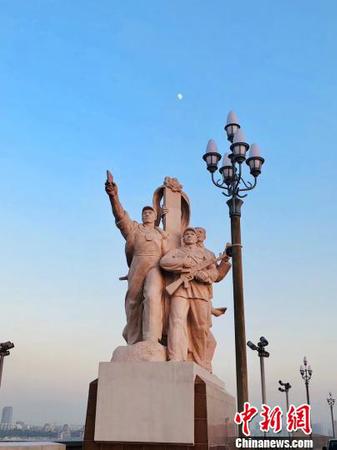 经过修护的长江大桥雕塑?！℃面?摄