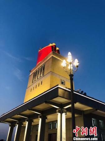 重新修复的玉兰灯和红旗桥头堡亮灯?！℃面?摄