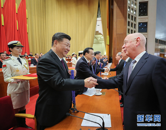 12月18日，庆祝改革开放40周年大会在北京人民大会堂隆重举行。中共中央总书记、国家主席、中央军委主席习近平在大会上发表重要讲话。这是习近平等为获得中国改革友谊奖章人员代表颁奖。