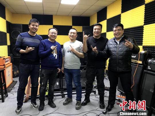 图为“无影灯”乐队成员在一起。　李隽 摄