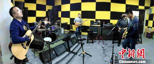 图为“无影灯”乐队成员在一起排练?！±铞?摄