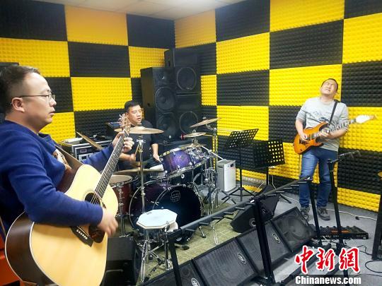 图为“无影灯”乐队成员在一起排练?！±铞?摄