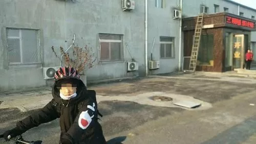 狼爸让11岁儿子顶冷风骑行150公里回家:考验他