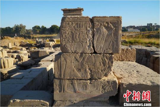 埃及孟图神庙留在原位的石块，部分墙体仍保留有较完整的浮雕画面 王巍供图 摄