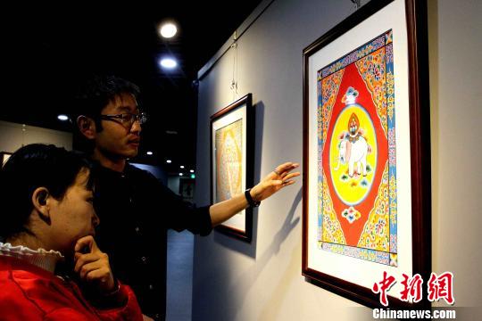 图为设计师介绍彩绘寓意?！≌盘砀?摄