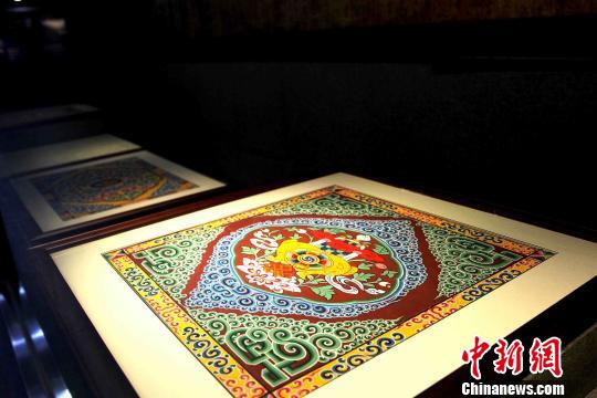 图为藏式建筑传统图案?！≌盘砀?摄