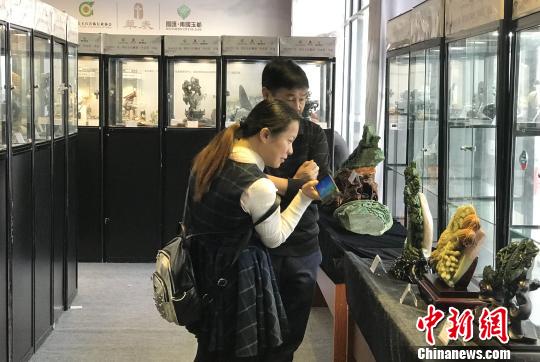 游客参观玉石雕刻精品展 索有为 摄