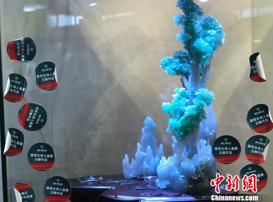 刚刚获得“最受女诗人喜爱的玉雕作品”亮相 索有为 摄