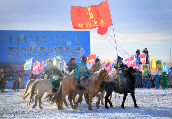 1、乌兰牧骑马队进场