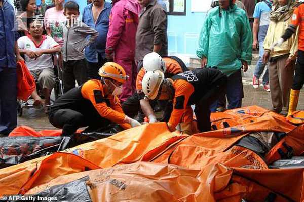 印尼男孩海啸后被埋12小时 人们听到哭声将其救出