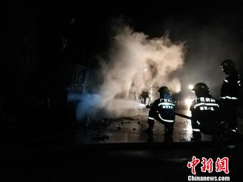 图为救援人员出水枪灭火。　秦忠华 摄