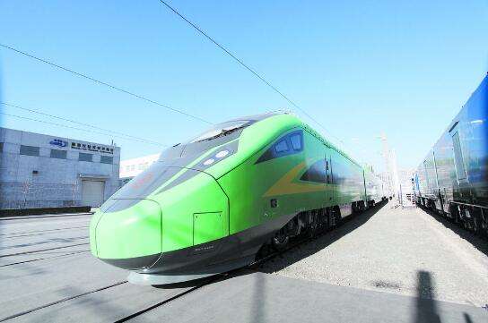 “复兴号”新型动车组首次公开亮相