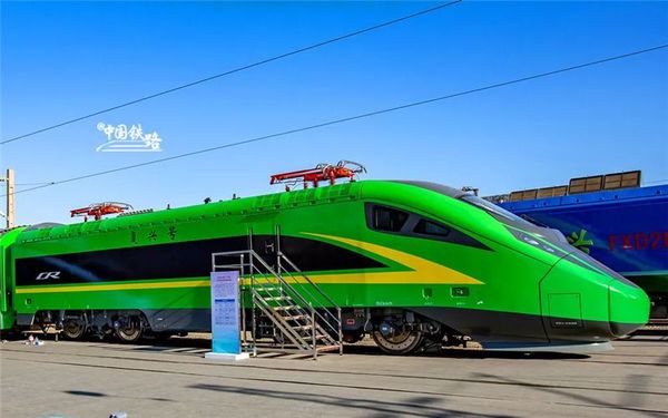 “复兴号”新型动车组首次公开亮相2