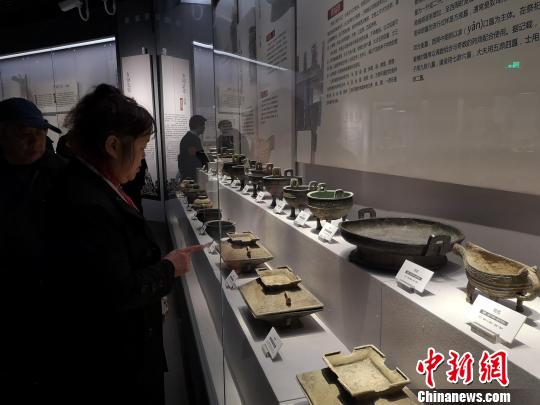 开馆当日，当地民众纷纷前来参观?！⊥τ?摄