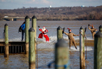 “圣诞老人”滑水迎圣诞