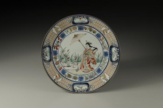 江户时代 有田窑 五彩持伞美人纹盘 大坂市立东洋陶磁美术馆藏