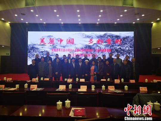 活动现场嘉宾合影。　赵万江 摄