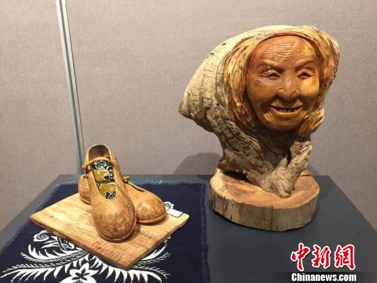 图为首届“雕圣杯”根雕现场创作大赛的一件作品?！∠钶?摄