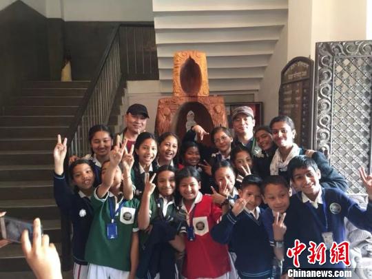 图为郑兴国携嵊州根雕走向尼泊尔?！∈芊谜吖┩?摄