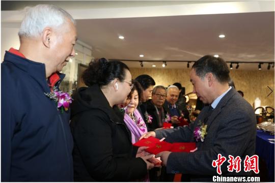 艺术大师获颁聘书。 供图